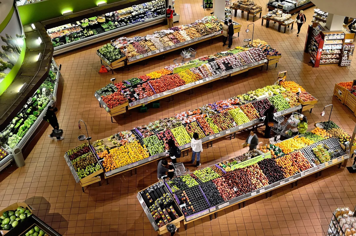 Banca de feira com legumes variados frescos para planejamento semanal