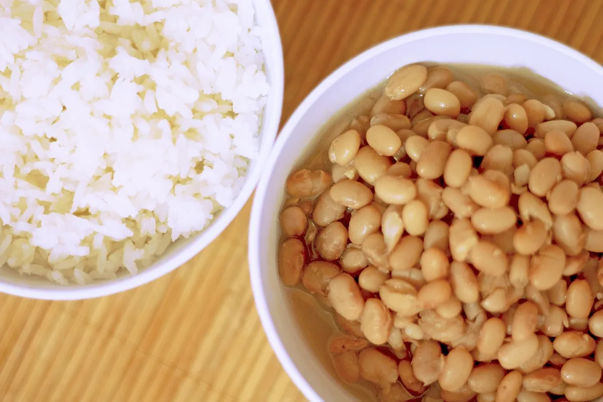 Prato de comida brasileira com arroz, feijão e acompanhamentos tradicionais