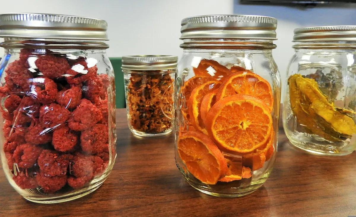 Potes de vidro com temperos e ingredientes organizados na despensa