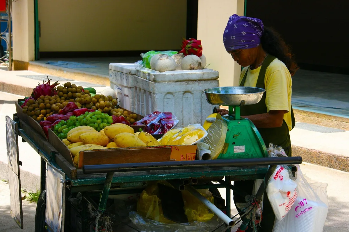 Banca de feira com frutas e legumes frescos expostos